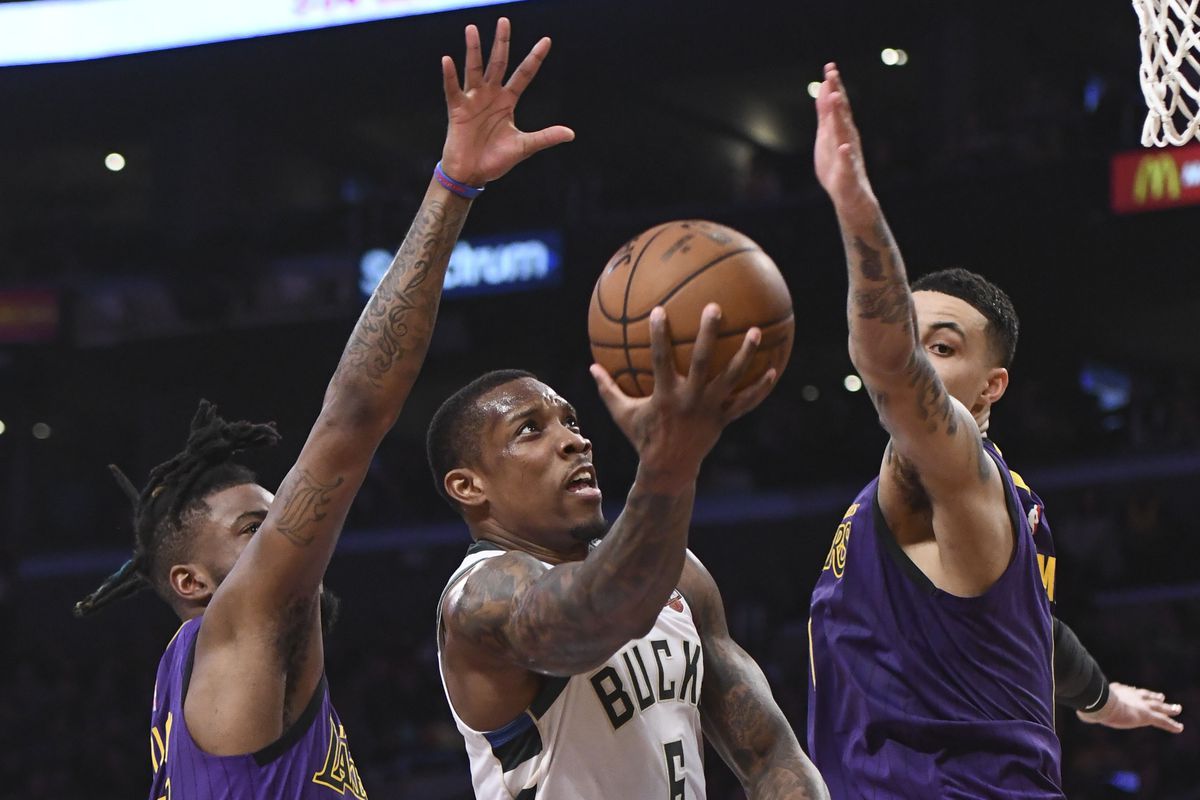 包含斯台普斯中心球迷热情支持湖人，连续五场满座的词条