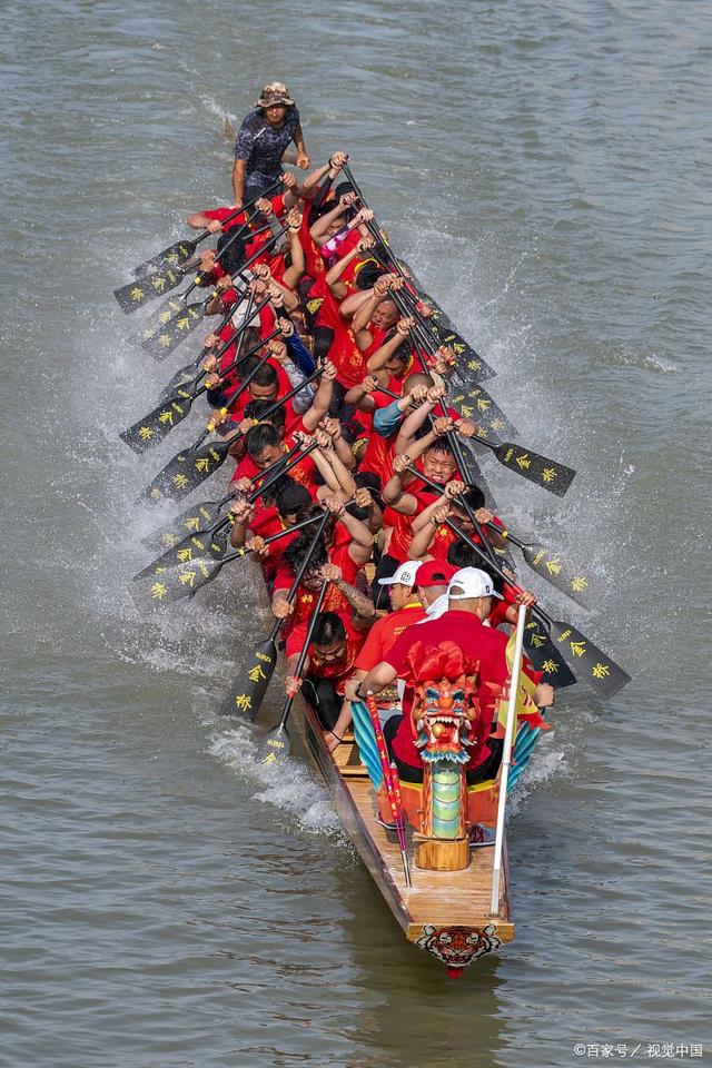 包含传统龙舟赛：水上划桨的民族荣耀的词条