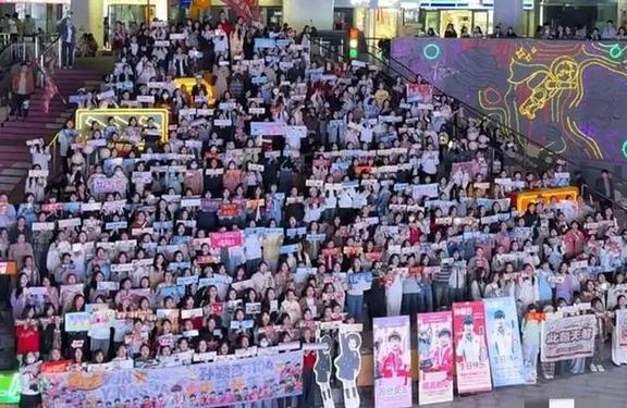 球场狂欢：球迷应援和现场互动高潮不断的简单介绍