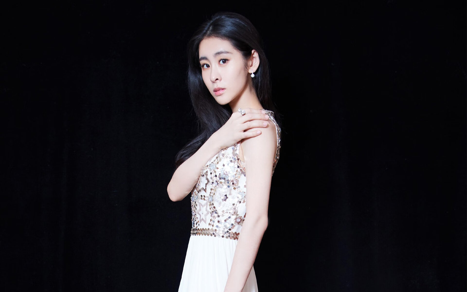 加强青少年体育素质，普及篮球训练课程与讲座，青少年篮球体能训练的重点内容